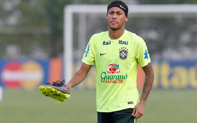 小鸟体育热评-佩里西奇任意球被人墙挡出