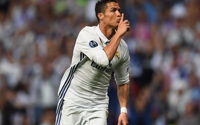 小鸟体育热议-阿什拉夫训练中秀彩虹过人